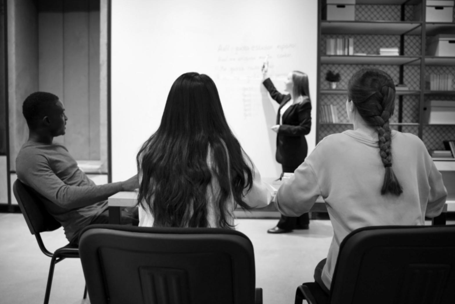 Современный офис с аналитическими данными и финансовыми отчетами